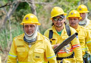 De óculos, Gilson Terena, da aldeia Lalima, durante treinamento de combate a incêndios. (Foto: Victor Hugo Sanches / Ecoa)