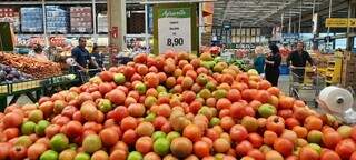 Kilo do tomate era comercializado por R$ 8,90 em atacadista da Capital, no mês de junho. (Foto: Geniffer Rafaela)