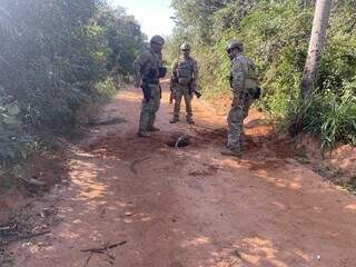 Militares instalando bomba no solo para destruir acesso. (Foto: PF Guaíra)