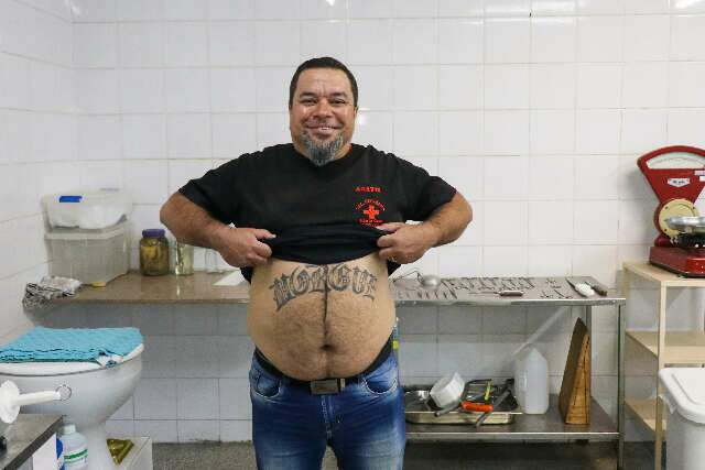 Amor por necrotério fez Adauto tatuar profissão sinistra na barriga