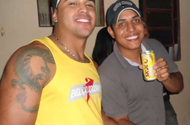 Rapaz que matou amigo de inf&acirc;ncia se entrega e diz que foi agredido