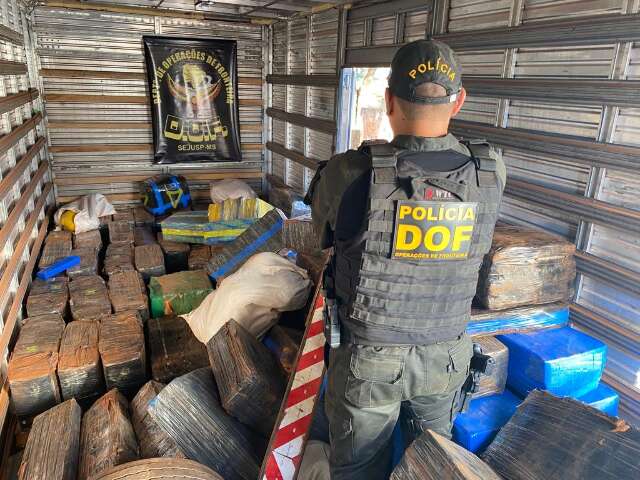 Caminh&atilde;o roubado em falso frete &eacute; interceptado com R$ 9,6 milh&otilde;es em maconha