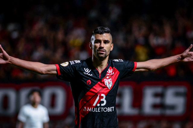 Atl&eacute;tico-GO vence e sai na frente do Corinthians na Copa do Brasil