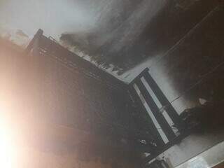 Cama da vítima ficou completamente destruída pelas chamas durante incêncio (Foto: Polícia Civil)