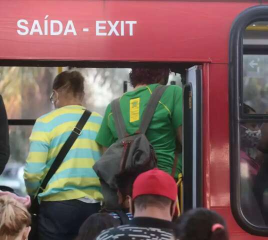 Na volta &agrave;s aulas, usu&aacute;rios dos &ocirc;nibus reclamam de superlota&ccedil;&atilde;o 