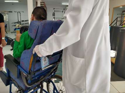Médico insiste no anonimato mesmo em homenagem de crianças com paralisia