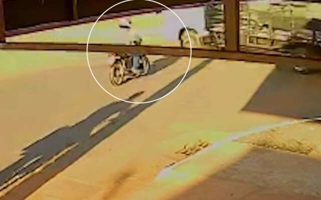 Motorista de caminh&atilde;o fura preferencial, atinge motociclista e foge no Noroeste