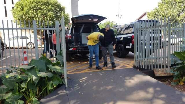 Pol&iacute;cia faz campana e prende foragido por tr&aacute;fico com 62 kg de maconha em casa 