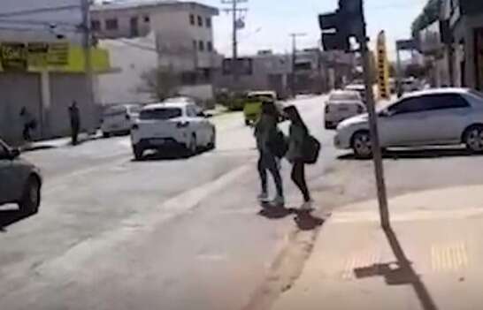 Sem&aacute;foro desligado em frente a escola coloca travessia de estudantes em perigo