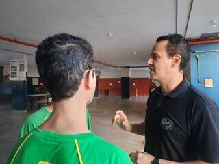 Eugênio Parra recebe os alunos no retorno às aulas. (Foto: Caroline Maldonado)