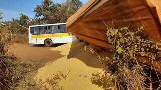 Carreta n&atilde;o aguenta subir ladeira, desce de r&eacute; e atinge &ocirc;nibus escolar