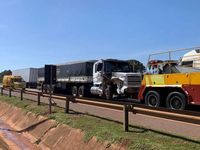 Acidente entre carretas provoca congestionamento de 6 km na BR-163