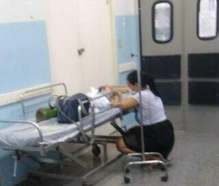 Mãe enquanto aguardava atendimento no hospital de Corumbá. (Foto: Direto das Ruas)