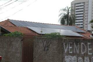 Casa com placas de energia solar em Campo Grande (Foto: Kísie Ainoã)