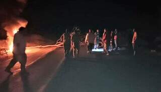 Moradores durante bloqueio de rodovia na Bolívia, na fronteira com Mato Grosso do Sul. (Foto: El Deber/Reprodução)