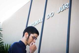 João Vítor hoje, pouco antes de entrar no Fórum para julgamento de Nilson Siqueira. (Foto: Henrique Kawaminami)