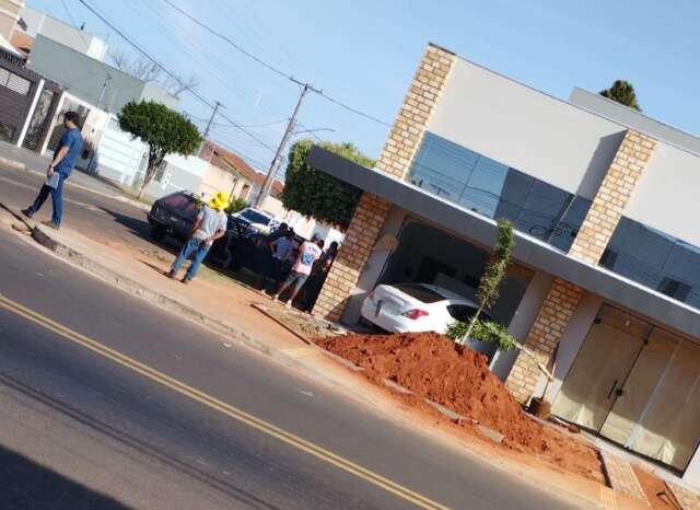 Embriagada e sem CNH, mulher perde controle de ve&iacute;culo e invade loja