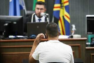 Réu presta depoimento ao juiz Carlos Alberto Garcete, durante julgamento. (Foto: Henrique Kawaminami)