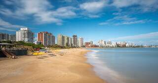 Punta del Leste, distante apenas 129 km da capital, é um destino de belas praias e também de cassinos no Uruguai (Foto: Reproduçao/Melhores Destinos)