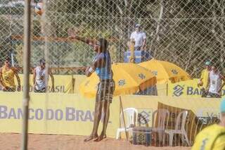 O sul-mato-grossense Gustavo jogará às 13h e, se vencer, seguirá na competição. (Foto: Marcos Maluf)