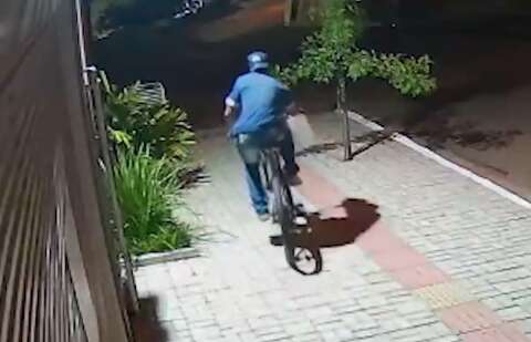 Ladrão invade casa e joga bicicleta por cima do muro durante furto