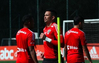 Atacante Luciano, ao centro, em treino físico no São Paulo (Foto: Divulgação)
