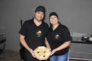 Thadeu e Bruna inauguraram a pizzaria nesta semana. (Foto: Alex Machado)