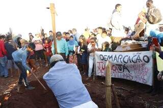 Cova sendo aberta para enterro do corpo de Vito Fernandes, morto pela polícia. (Foto/Arquivo: Helio de Freitas)