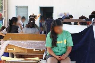 Uniformizada, estudante indígena chora ao lado do caixão de Vito Fernandes, em junho (Foto: Helio de Freitas)