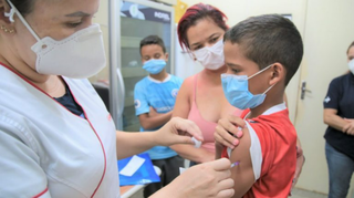 Criança recebe dose de vacina em unidade de saúde da Capital. (Foto: Divulgação/Prefeitura)