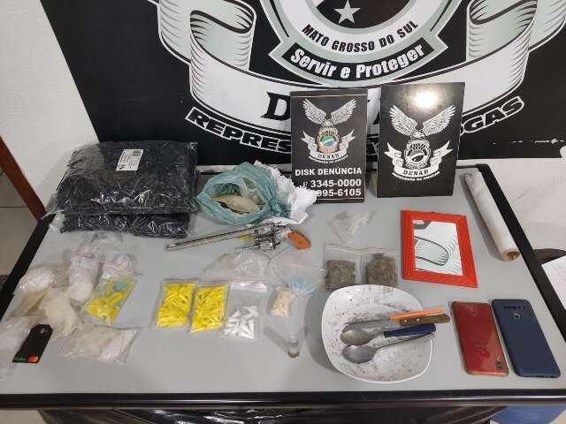 Quarteto do Santa Em&iacute;lia &eacute; preso com arma, maconha e coca&iacute;na em &quot;boca de fumo&quot;
