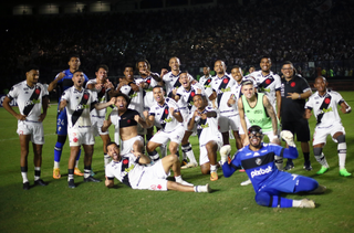 Jogadores do Vasco em campo. (Foto: Daniel Ramalho)