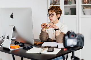 Você não precisa se preocupar nem com o cenário, o próprio ambiente de trabalho é ideal. (Foto: Divulgação)