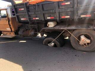Roda do veículo ficou presa no asfalto, na Rua Paraisópolis. (Foto: Direto das Ruas)