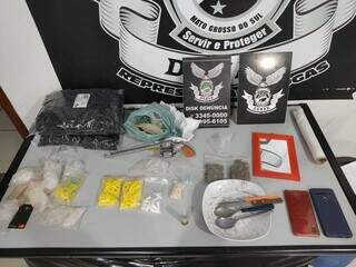 Quarteto do Santa Em&iacute;lia &eacute; preso com arma, maconha e coca&iacute;na em &quot;boca de fumo&quot;