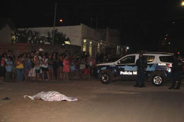 Homem &eacute; executado a tiros por dupla em moto no Jardim Canguru