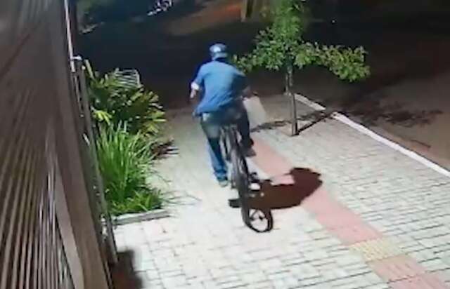 Ladr&atilde;o invade casa e joga bicicleta por cima do muro durante furto