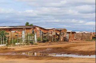 Barracos construídos no terreno que pertencia à construtora falida. (Foto: Arquivo/Marcos Maluf) 
