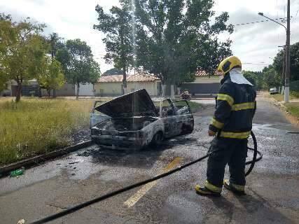 Carro pega fogo e condutor escapa pela janela no Bairro Tiradentes