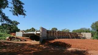 Estrutura de concreto da ponte que ligará o Jardim Carioca ao Polo Empresarial Oeste. (Foto: Diogo Gonçalves | PMCG)