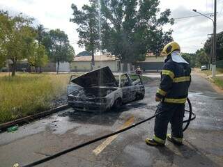 Carro ficou destruído após incêndio esta manhã. (Foto: Mariely Barros)