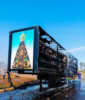 Somente a imagem da santa Nossa Senhora Aparecida ficou intacta (Foto: JR Publicidades)