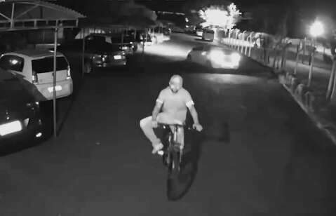 Ladrão que jogou bicicleta sobre muro é suspeito de outro furto na mesma noite