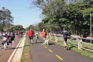Sábado foi de passeio e atividades físicas no Parque dos Poderes. (Foto: Paulo Francis)