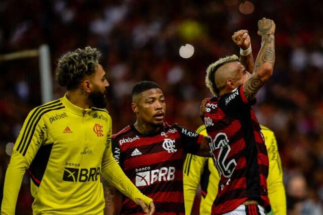 Flamengo atropela Atl&eacute;tico-GO em casa e se aproxima do G4