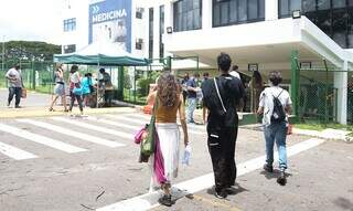 Estudantes indo fazer prova do Enem. (Foto: Agência Brasil)