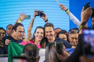 Ex-prefeito Marquinhos Trad ao lado da candidata a vice, Viviane Orro (Foto: Henrique Kawaminami)