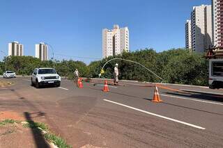 Motorista perde controle e s&oacute; n&atilde;o despenca em c&oacute;rrego por causa de &aacute;rvore