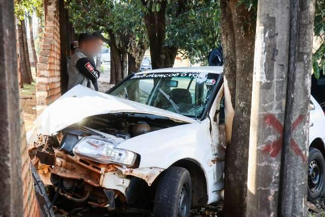 Adolescente de 17 anos bate carro em muro de ch&aacute;cara no Jardim Leblon