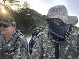 Militares durante fiscalização de rios no Estado. (Foto: Reprodução/PMA)